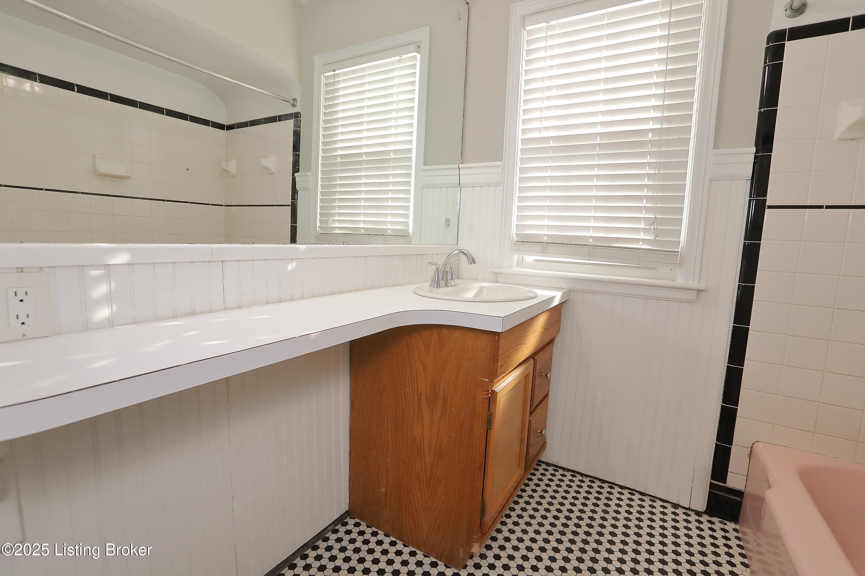 4143 Dover Road Louisville, KY 40216 - Photo 30 of 59 Full Bath