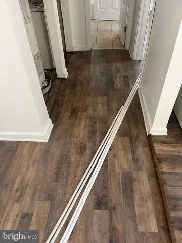 en empty room with wooden floor