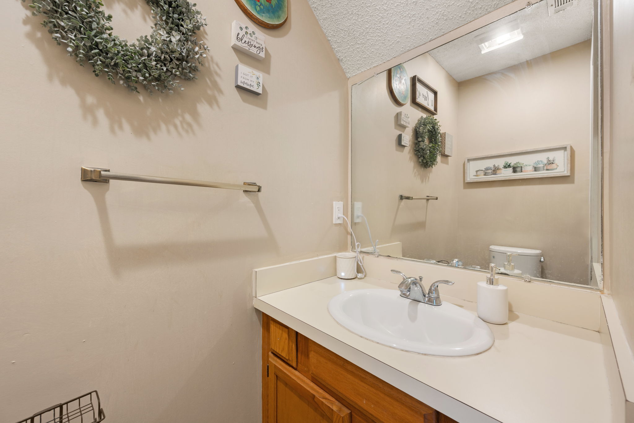 128 Hillside Drive Elgin, TX 78621 - Photo 8 of 38 Unit A half bathroom