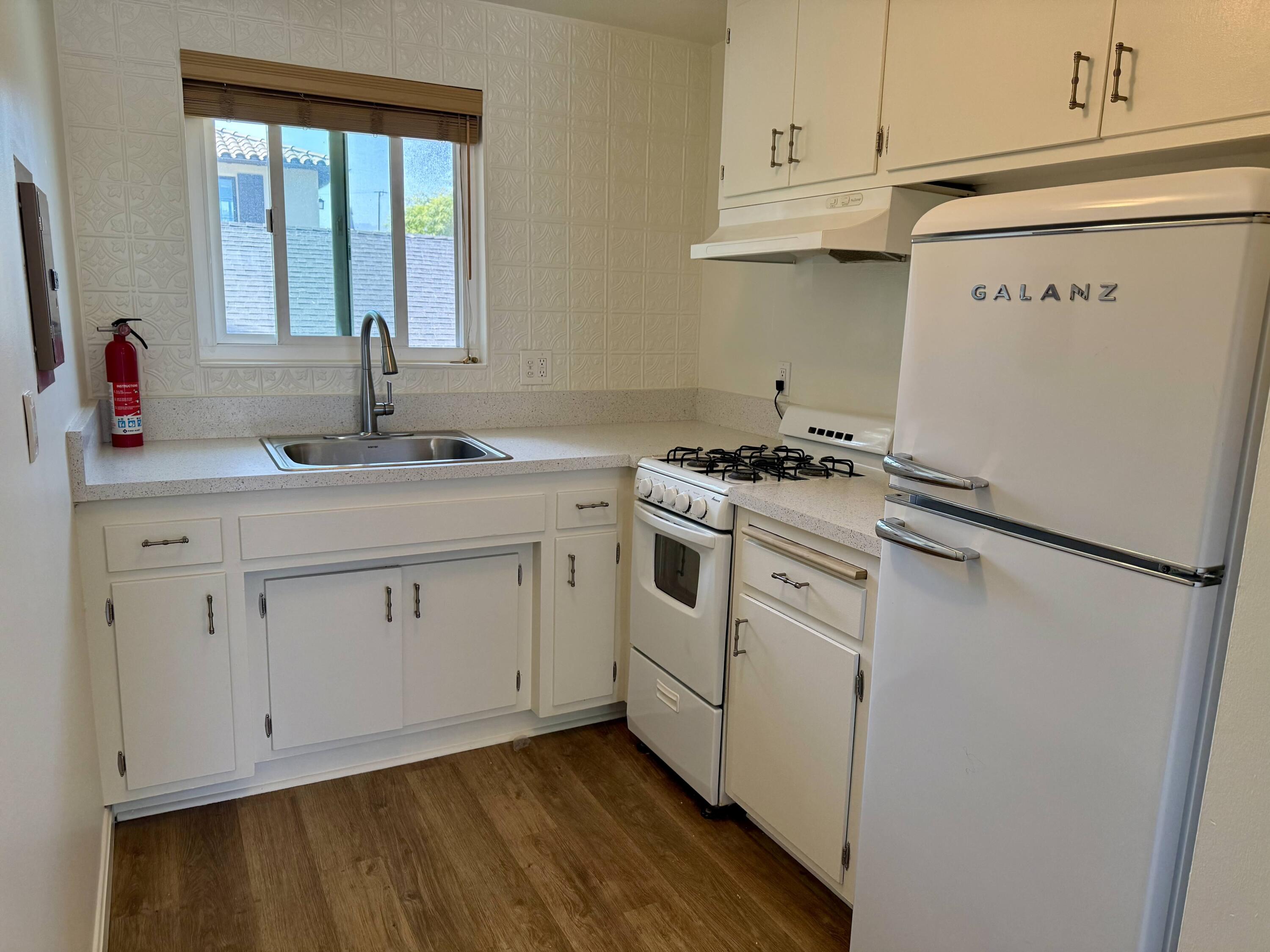 1808 Castillo Street, Unit D Santa Barbara, CA 93101 - Photo 4 of 16 IMG_0228
