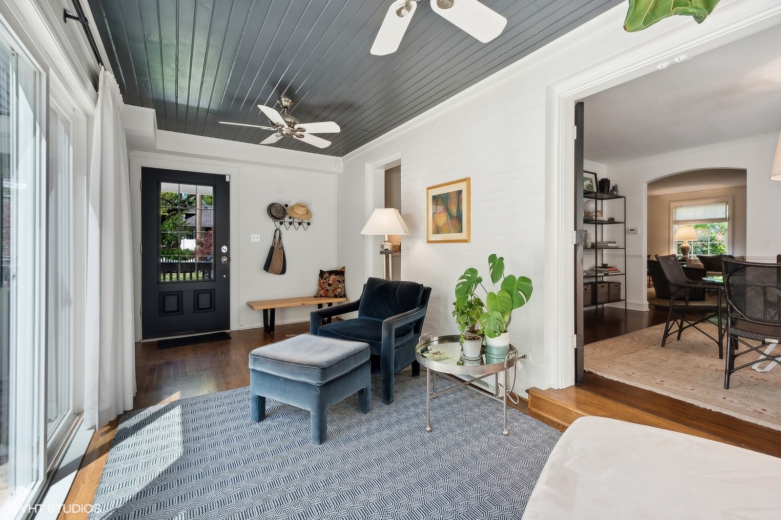 2044 Ewing Avenue Evanston, IL 60201 - Photo 15 of 35 a living room with furniture and a potted plant