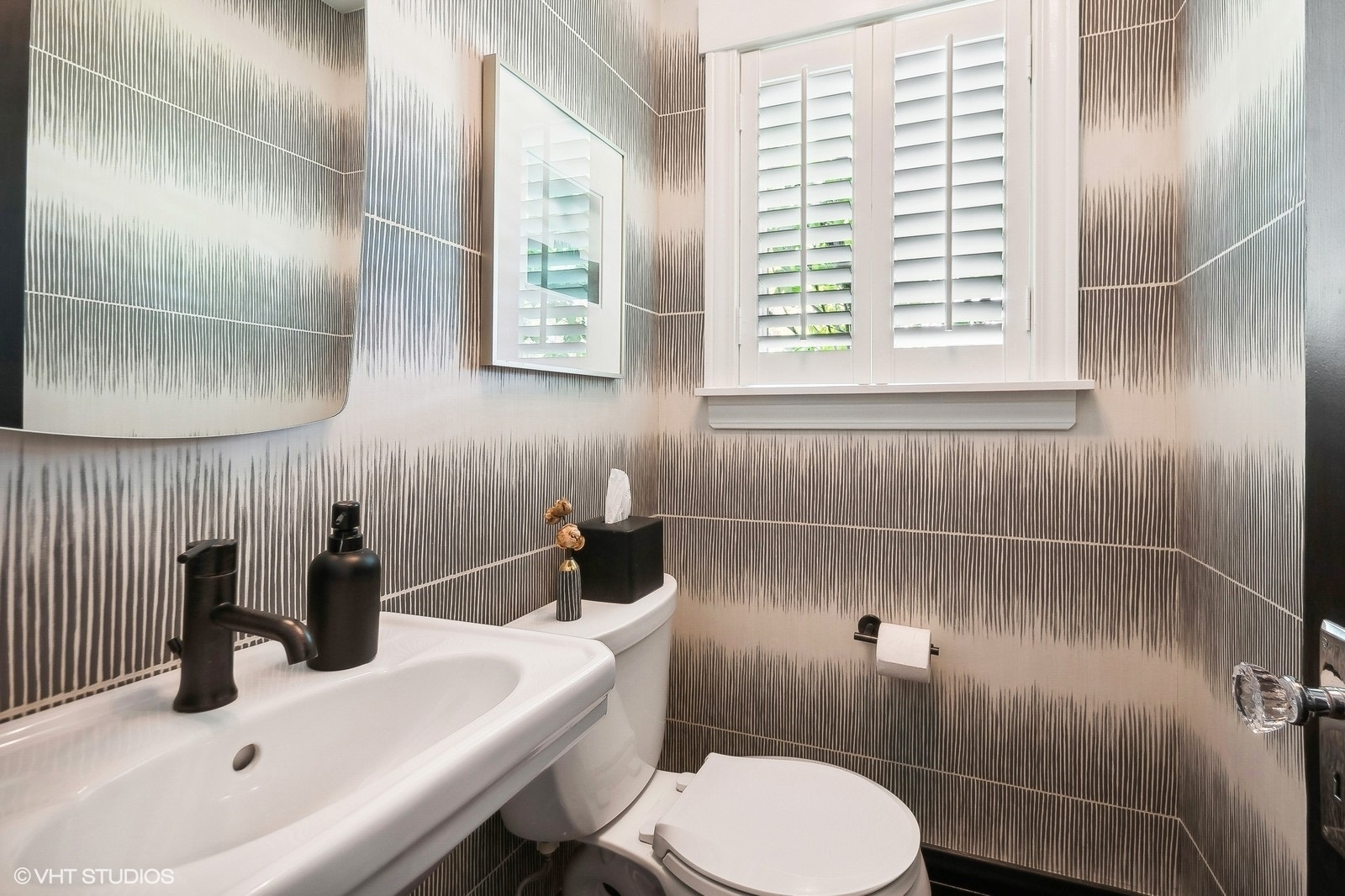 2044 Ewing Avenue Evanston, IL 60201 - Photo 18 of 35 a bathroom with a sink toilet and shower