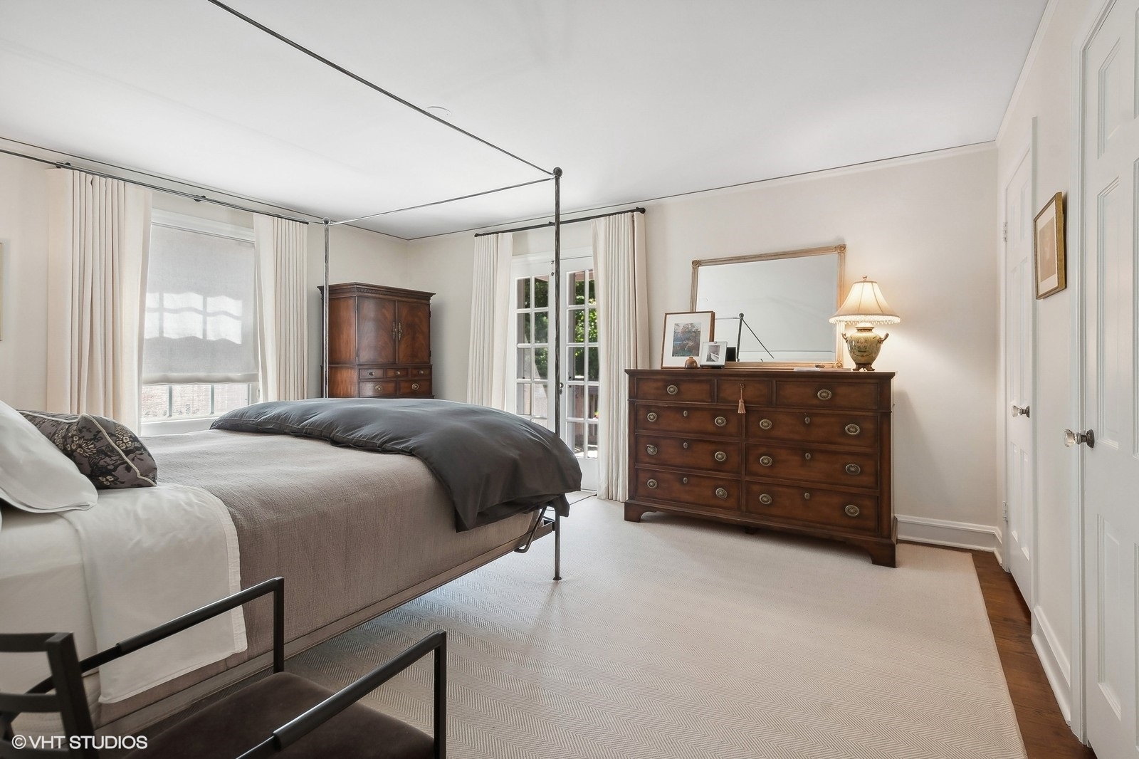 2044 Ewing Avenue Evanston, IL 60201 - Photo 20 of 35 a bedroom with a bed and a dresser