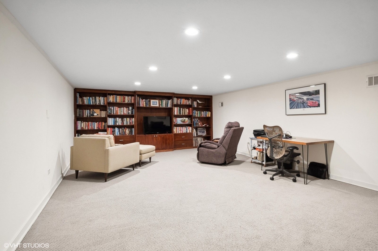 2044 Ewing Avenue Evanston, IL 60201 - Photo 25 of 35 a bed room with furniture and a book shelf
