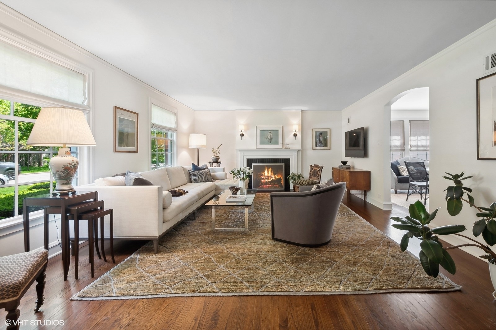 2044 Ewing Avenue Evanston, IL 60201 - Photo 5 of 35 a living room with furniture and a couch