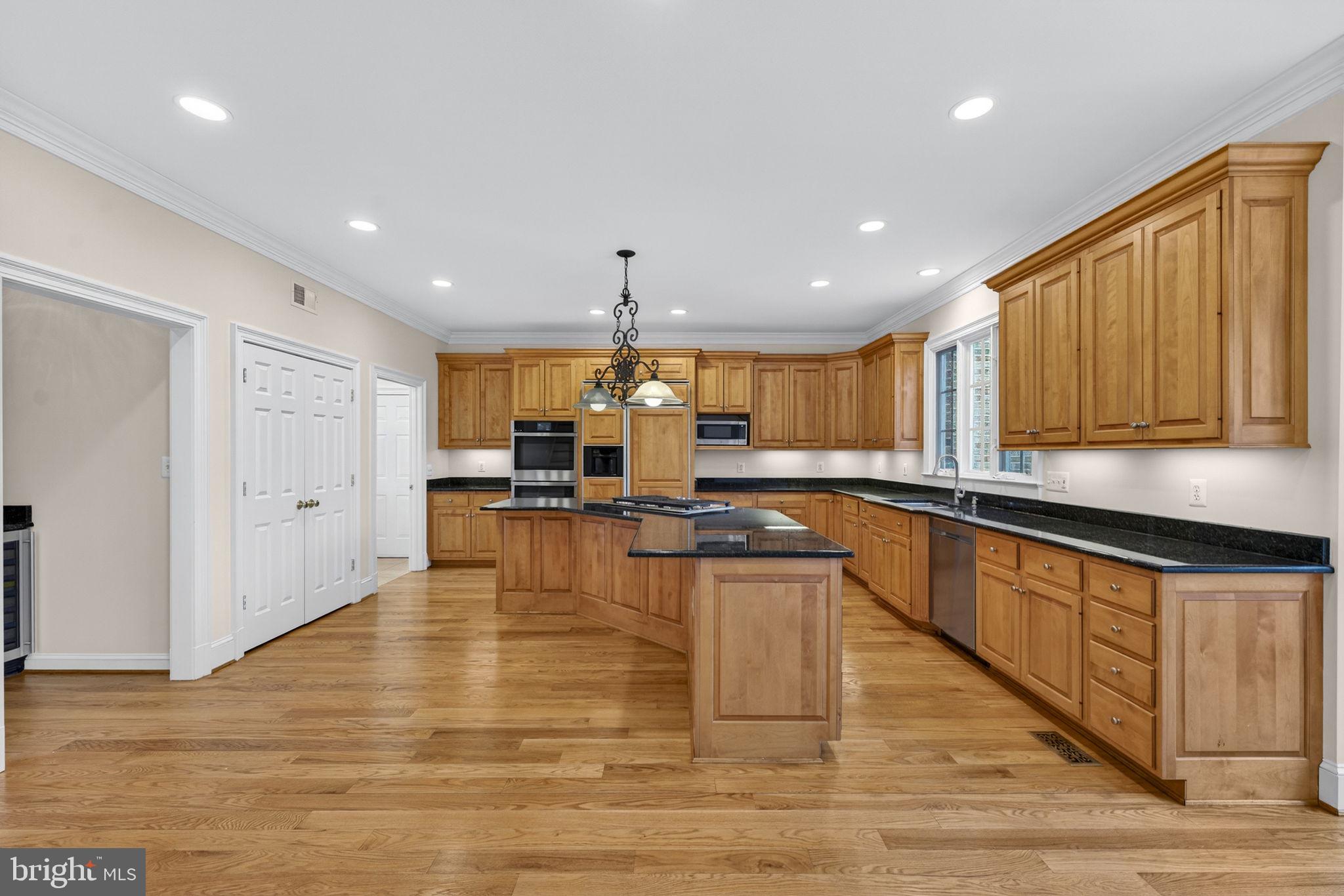 451 Seneca Road Great Falls, VA 22066 - Photo 9 of 73