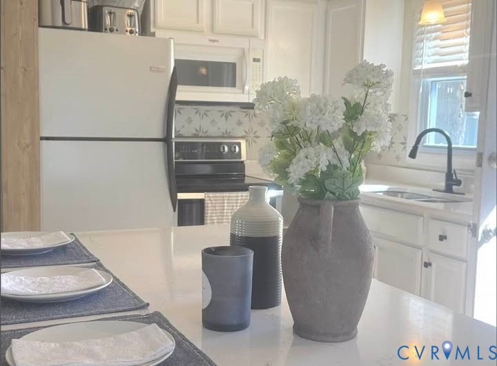 6009 Simplicity Court Chesterfield, VA 23832 - Photo 6 of 22 a vase of flowers sitting on a table