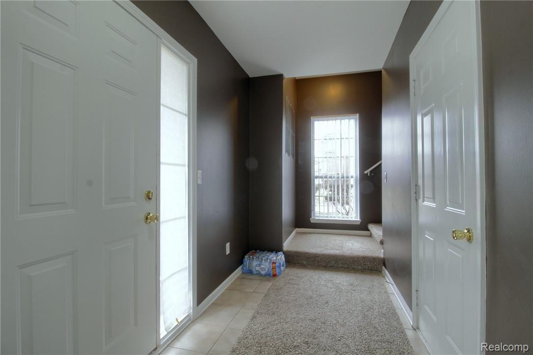 45505 Heather Ridge Drive, Unit 97 Macomb, MI 48044 - Photo 4 of 28 4-Foyer 2nd View.jpg