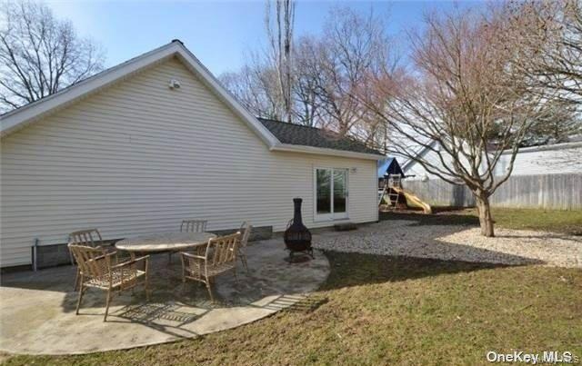 31 Highland Court Huntington, NY 11743 - Photo 12 of 12 a backyard of a house with seating space