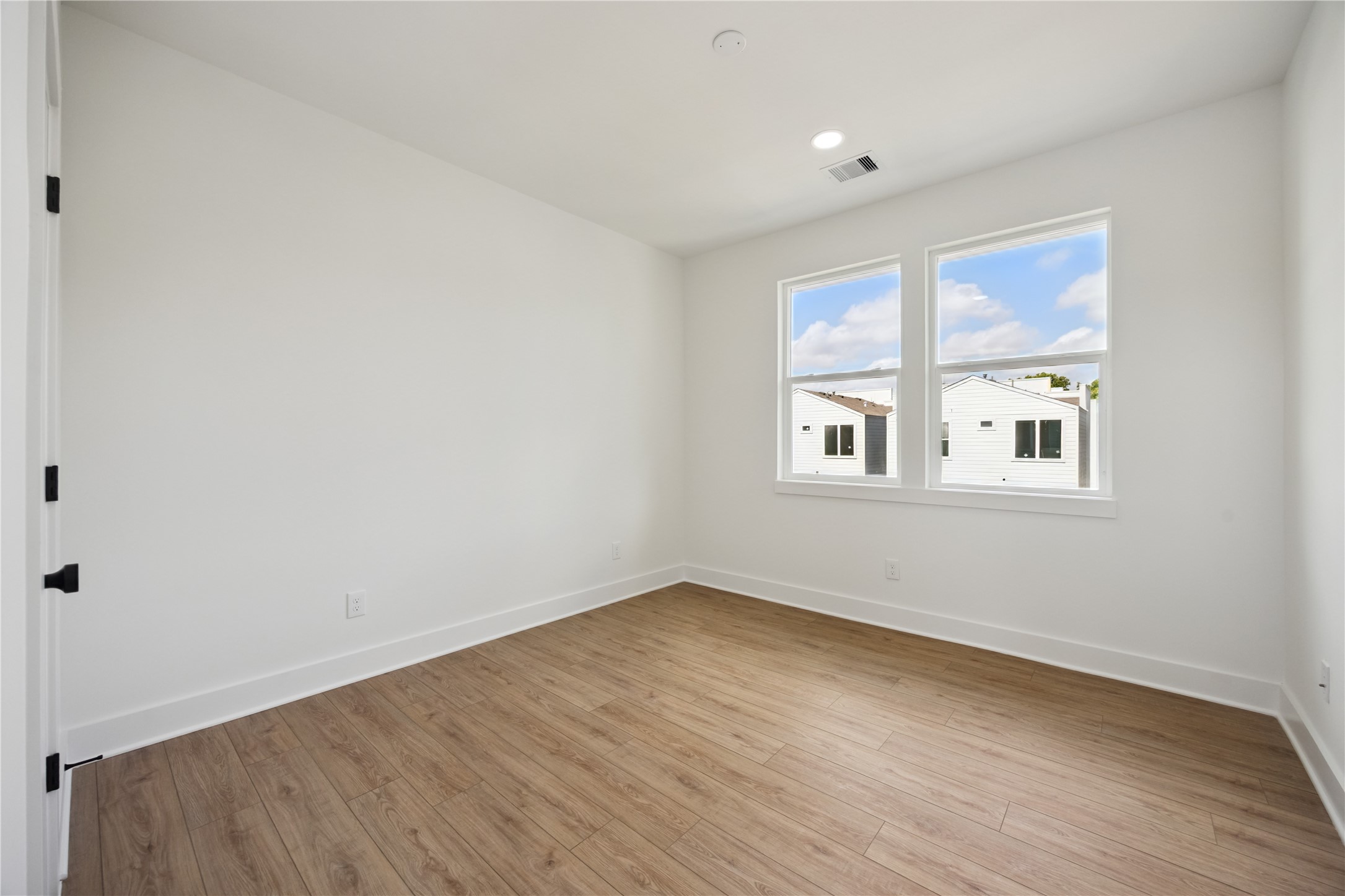 835 Rachel Street, Unit E Houston, TX 77091 - Photo 20 of 22 3rd Floor Bedroom
