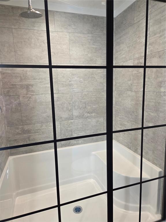 4901 North Vaughn Road Plant City, FL 33565 - Photo 18 of 31 a bathroom with a glass shower