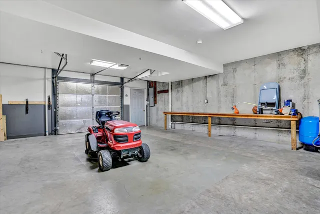a view of a house with backyard and garden