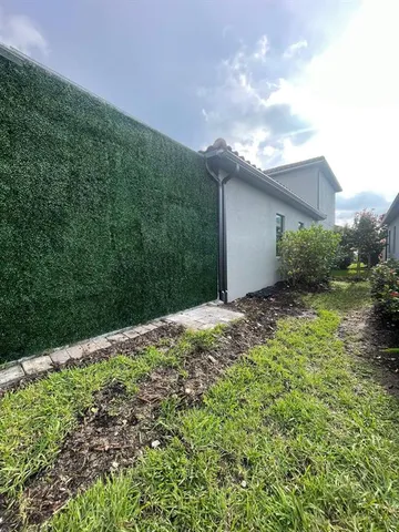 a view of a backyard