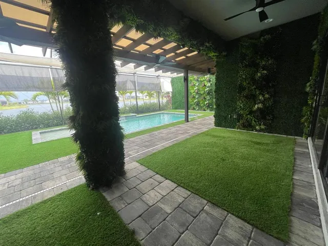 a view of a backyard