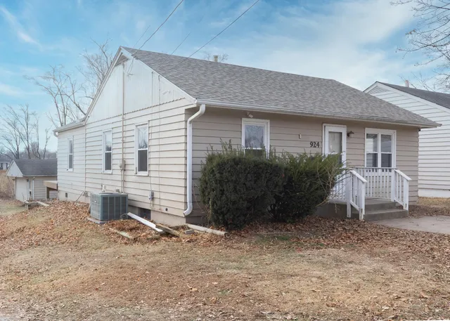 $69,900 | 924 29th Avenue, Rock Island, IL 61201