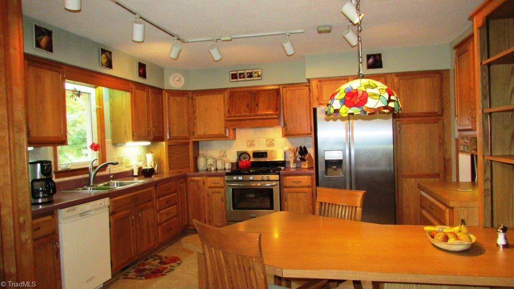 3313 Midkiff Road Winston-Salem, NC 27106 - Photo 7 of 30 Kitchen breakfast