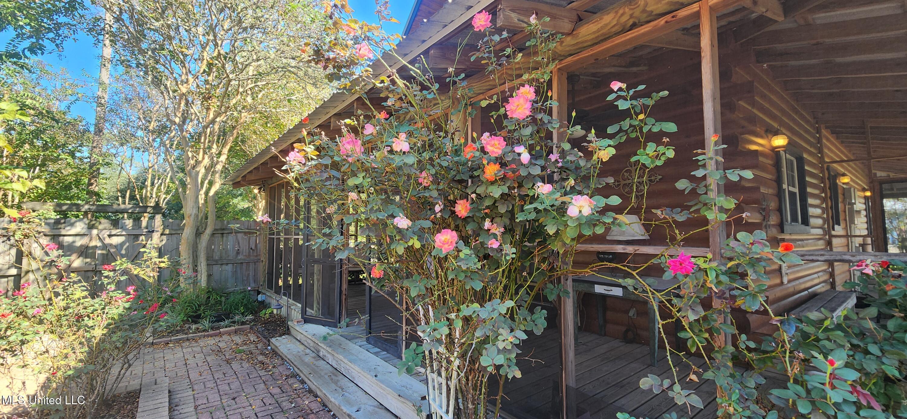 1815 Nicholson Avenue, Unit UPPER LOFT Waveland, MS 39576 - Photo 18 of 34 courtyard