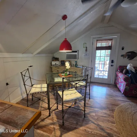 $1,550 | 1815 Nicholson Avenue, Unit UPPER LOFT, Waveland, MS 39576