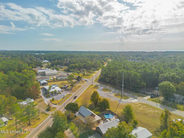 $1,550 | 1815 Nicholson Avenue, Unit UPPER LOFT, Waveland, MS 39576
