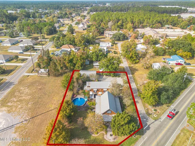 $1,550 | 1815 Nicholson Avenue, Unit UPPER LOFT, Waveland, MS 39576