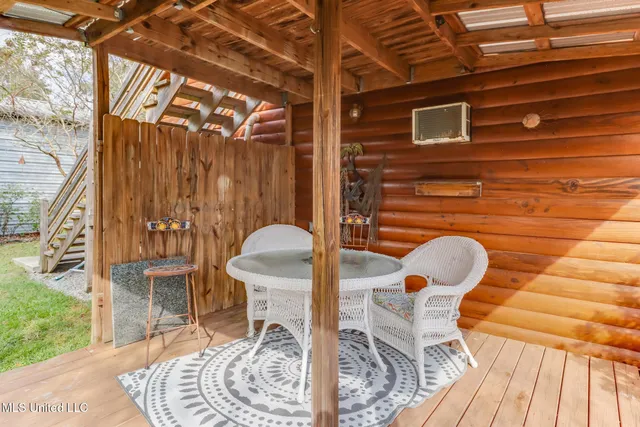 $1,550 | 1815 Nicholson Avenue, Unit UPPER LOFT, Waveland, MS 39576