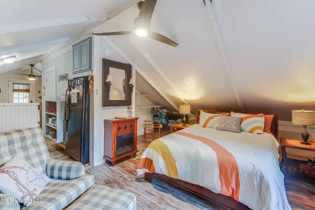 $1,550 | 1815 Nicholson Avenue, Unit UPPER LOFT, Waveland, MS 39576