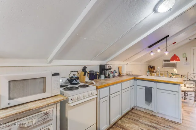 $1,550 | 1815 Nicholson Avenue, Unit UPPER LOFT, Waveland, MS 39576