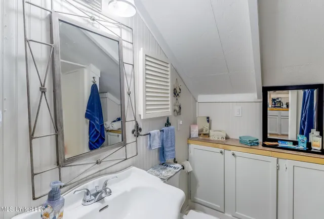 $1,550 | 1815 Nicholson Avenue, Unit UPPER LOFT, Waveland, MS 39576