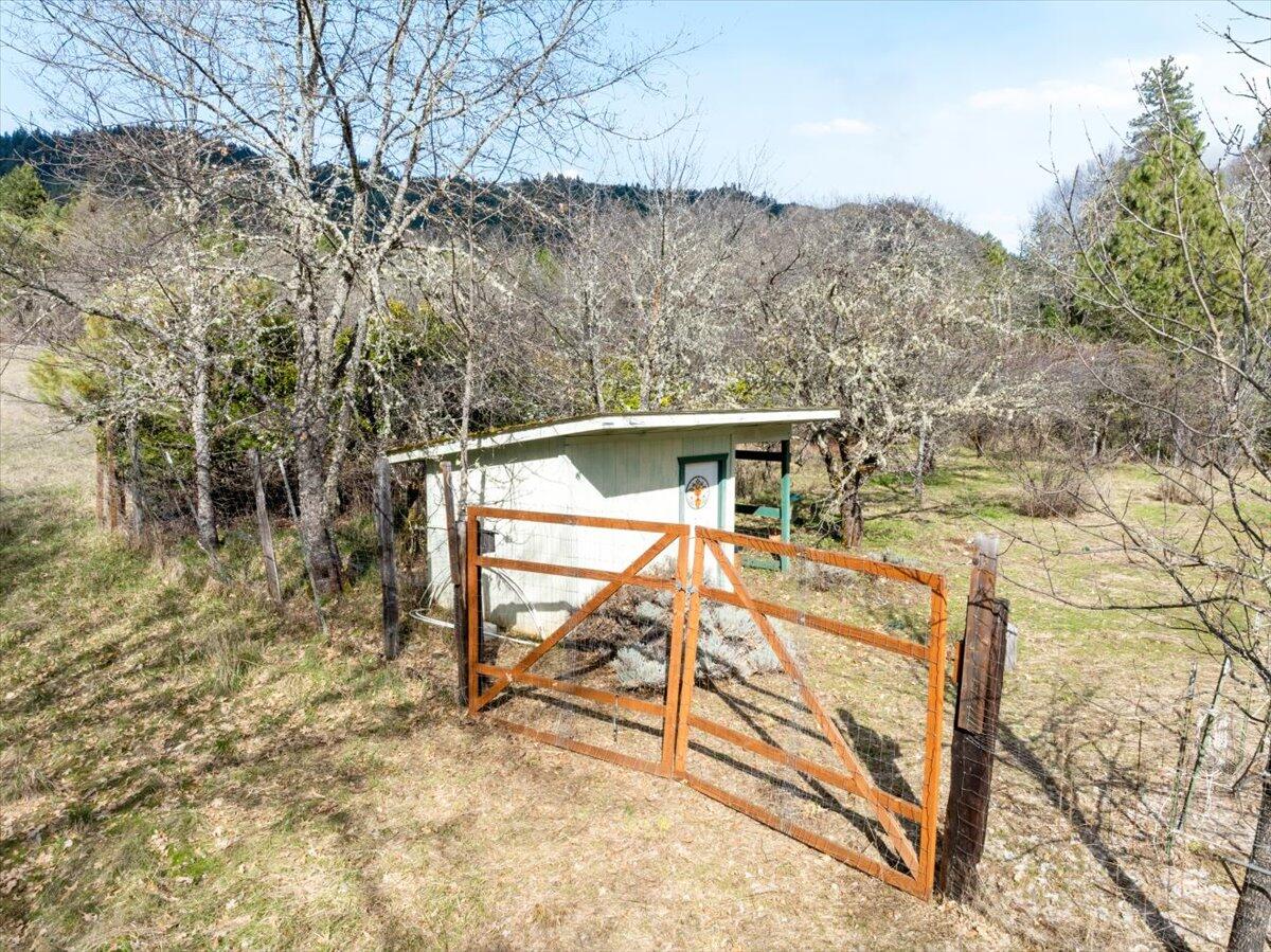 6526 Tunnel Loop Road Grants Pass, OR 97526 - Photo 38 of 54 19-DJI_0945