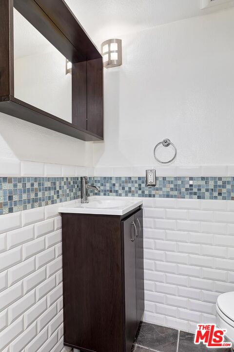 10926 Bluffside Drive, Unit 20 Studio City, CA 91604 - Photo 13 of 31 a bathroom with a sink and a mirror