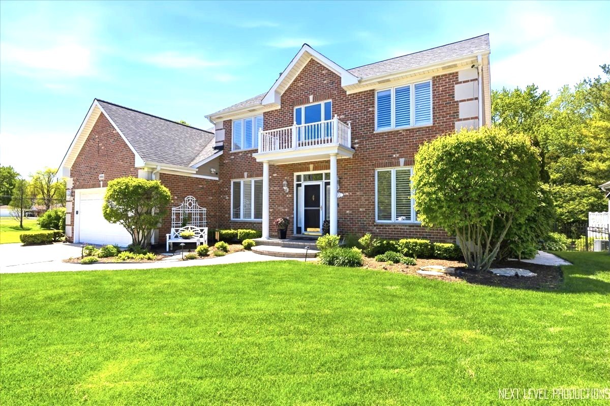 1914 North Ridge Avenue Arlington Heights, IL 60004 - Photo 2 of 50 a front view of a house with garden