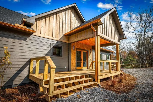 $799,000 | 100 Walnut Drive, Mineral Bluff, GA 30559