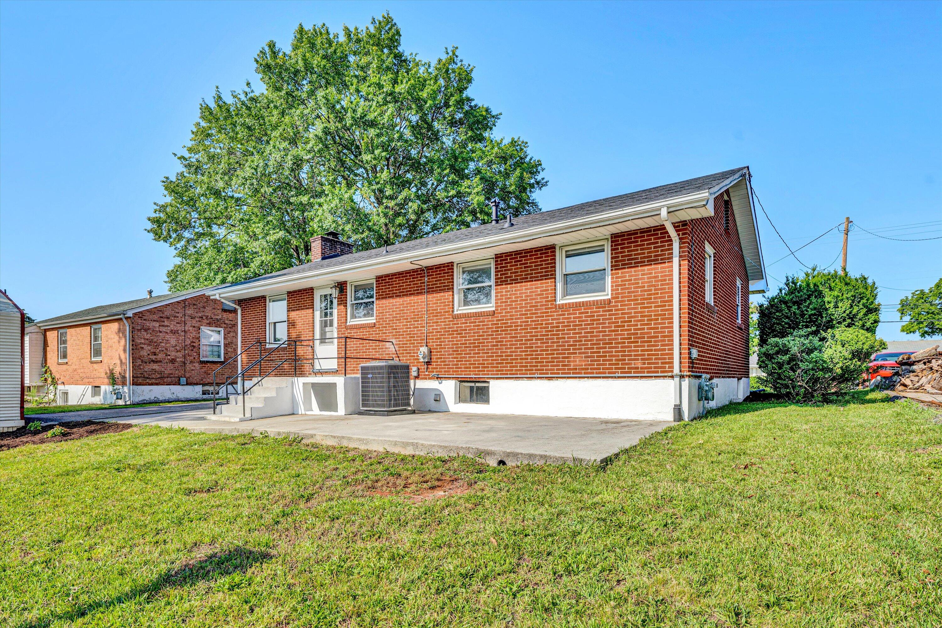 5225 Florist Road Roanoke, VA 24012 - Photo 30 of 38 a front view of house with yard and green space