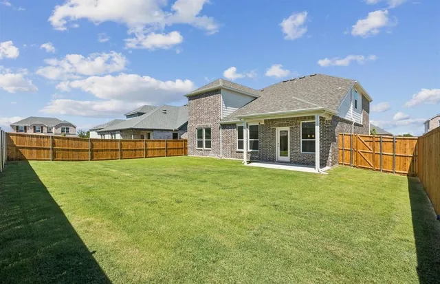 a view of a house with a backyard