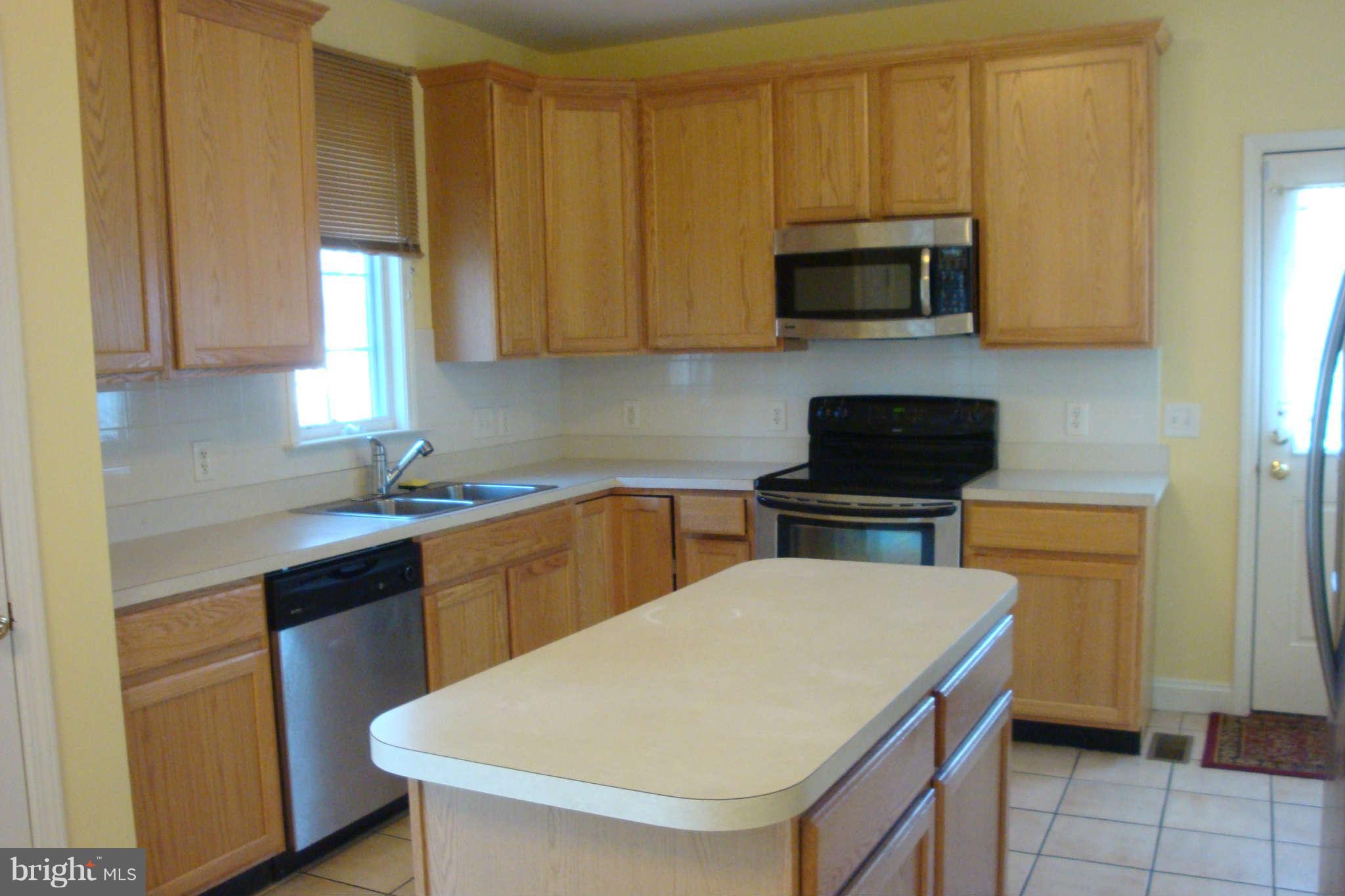 1348 Rolling Rd. Baltimore, MD 21227 - Photo 4 of 23 Kitchen