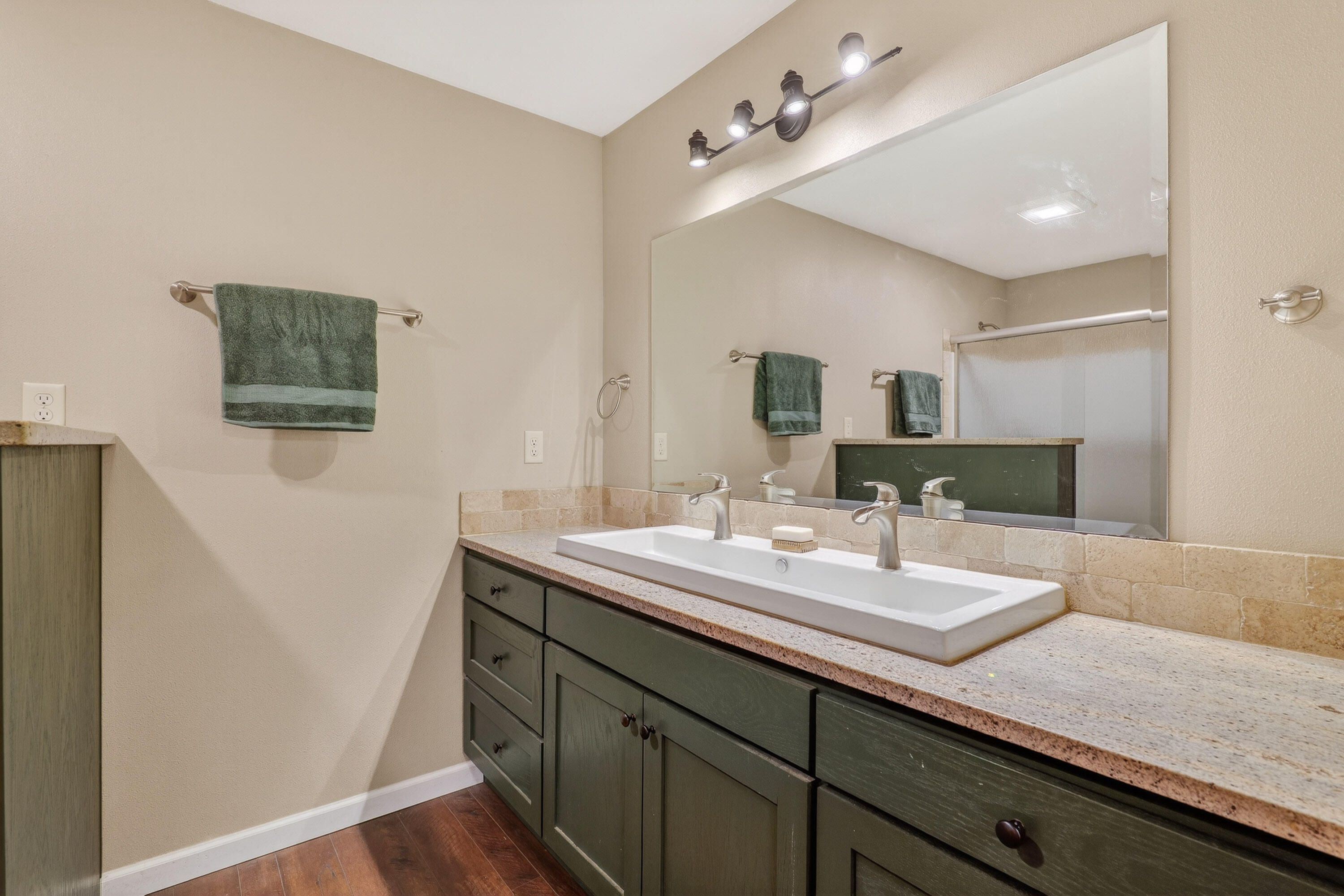 244 Riessen Road Grants Pass, OR 97526 - Photo 20 of 52 a spacious bathroom with a double vanity sink and mirror