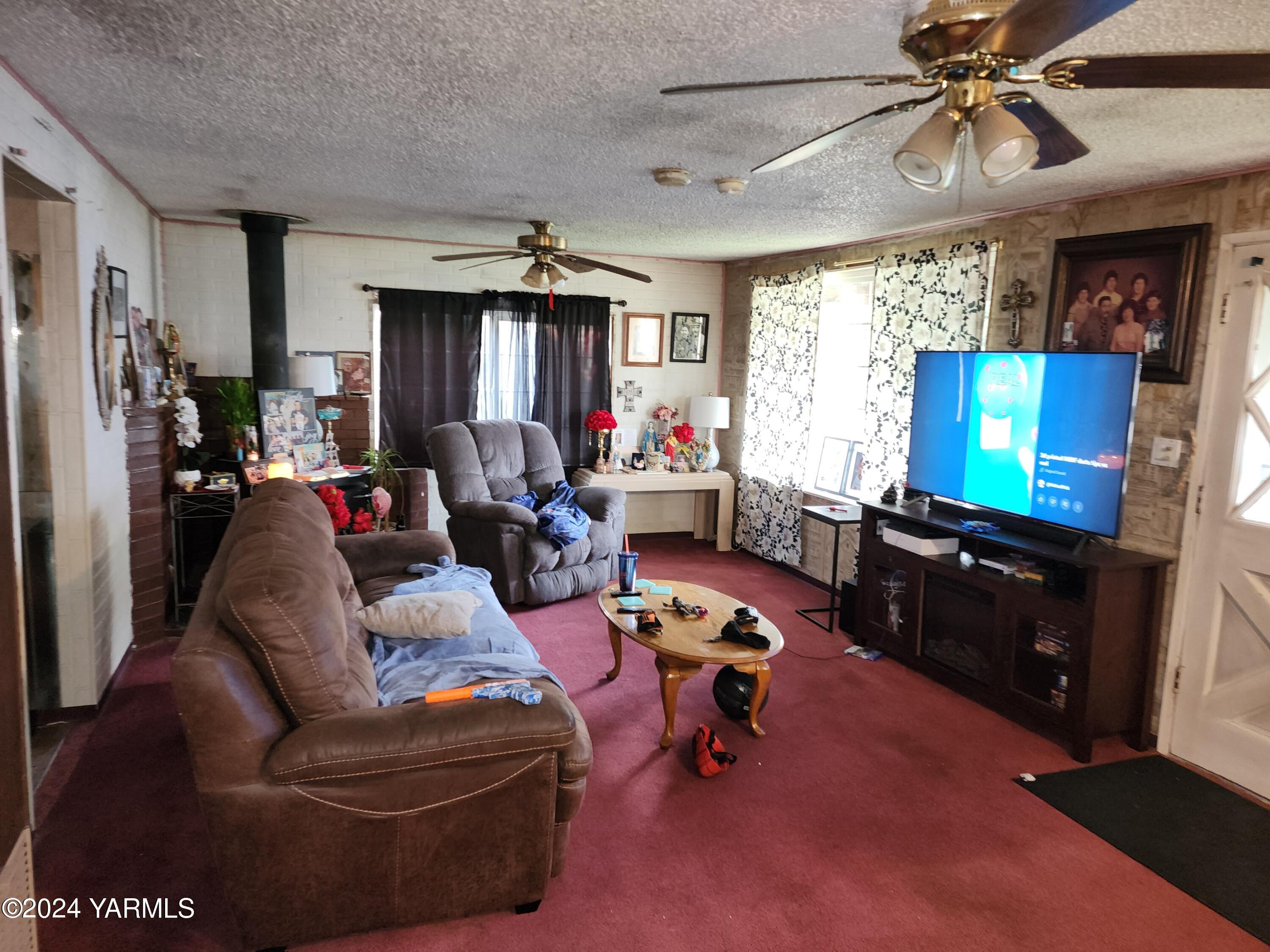 36 East 3rd Avenue Toppenish, WA 98948 - Photo 10 of 20 a living room with furniture and a flat screen tv
