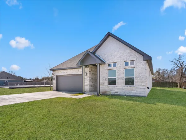 $2,200 | 209 Silverleaf Road, Sweeny, TX 77480