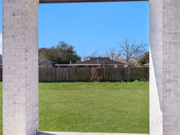 $2,200 | 209 Silverleaf Road, Sweeny, TX 77480