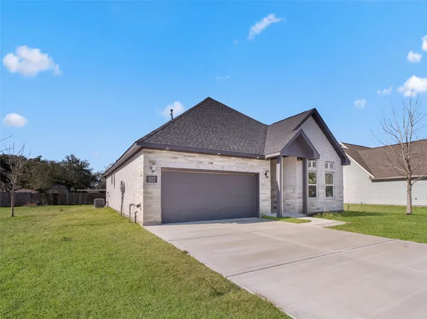 $2,200 | 209 Silverleaf Road, Sweeny, TX 77480