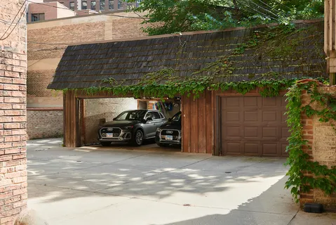$1,050,000 | 635 West Sheridan Road, Unit 1, Chicago, IL 60613