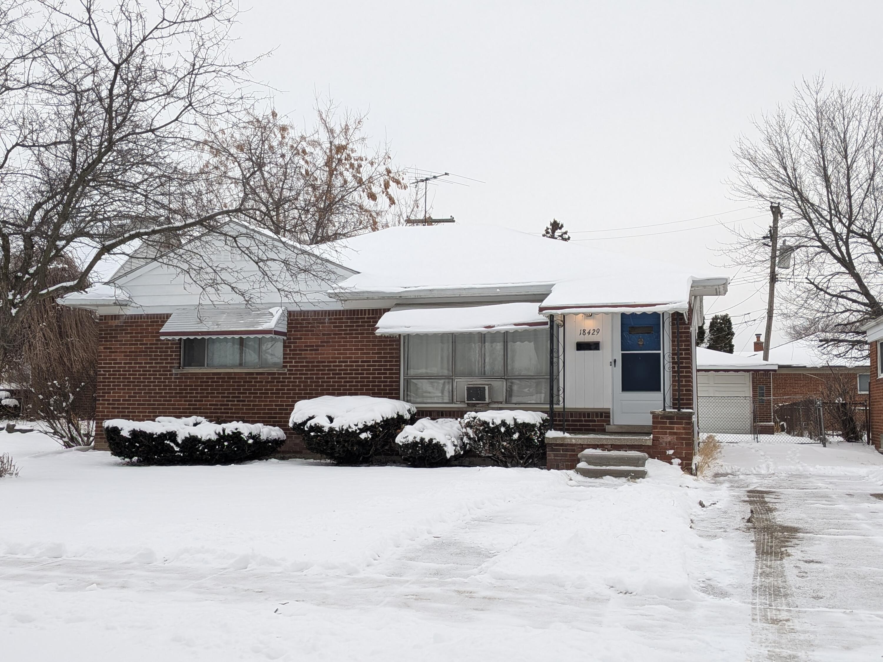 18429 Stephens Road Eastpointe, MI 48021 - Photo 2 of 29 PXL_20260116_151348381 (1)