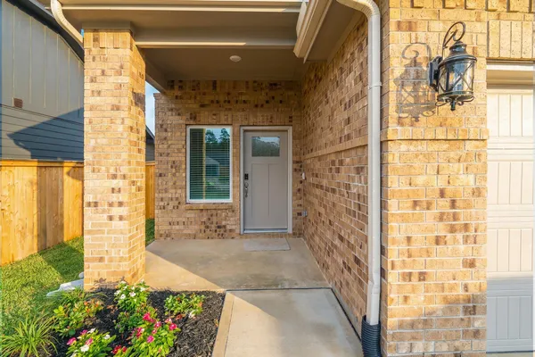 $2,275 | 6812 Hart Oak Court, Conroe, TX 77304