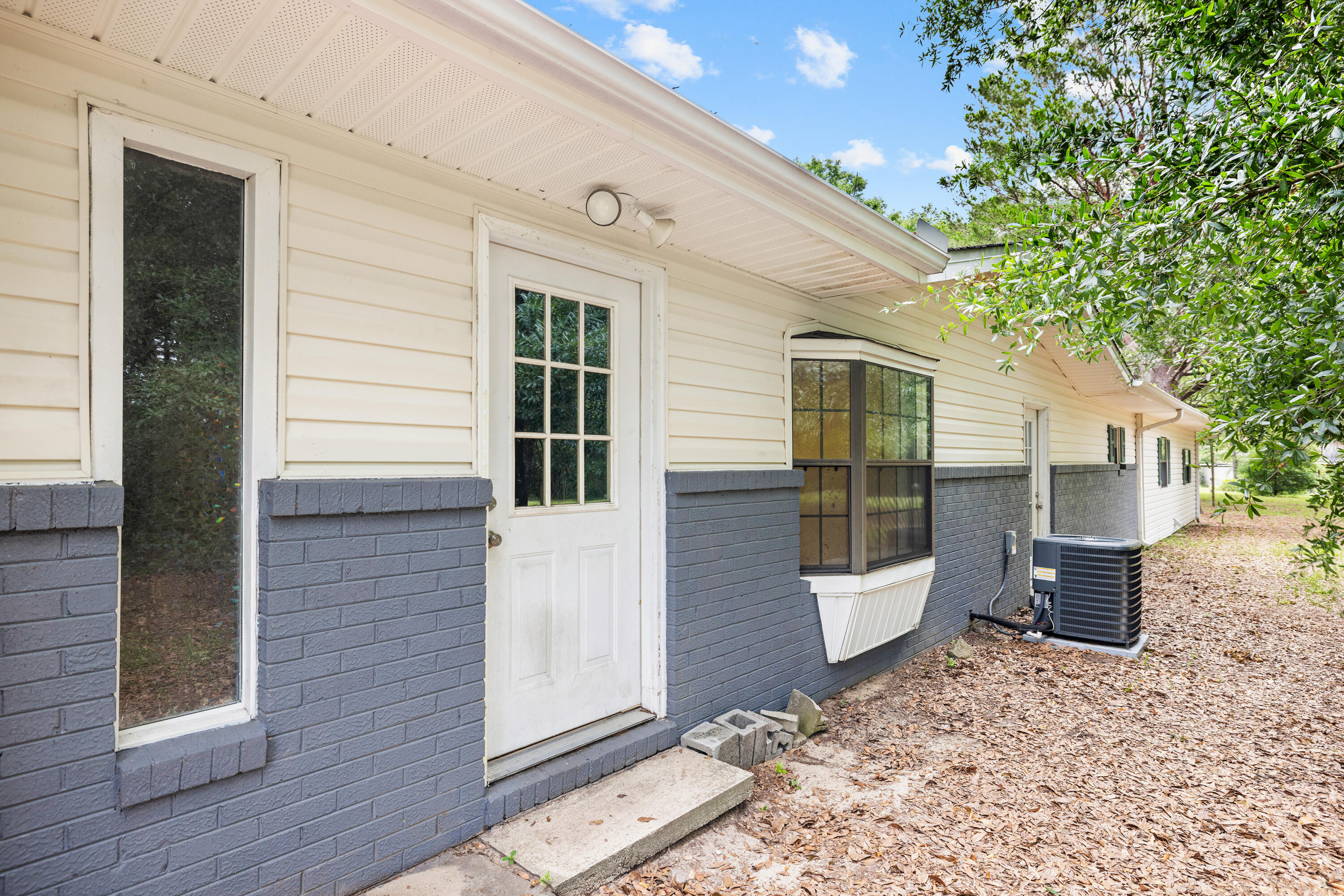 540 John King Road Crestview, FL 32539 - Photo 12 of 59 a view of a small house with backyard