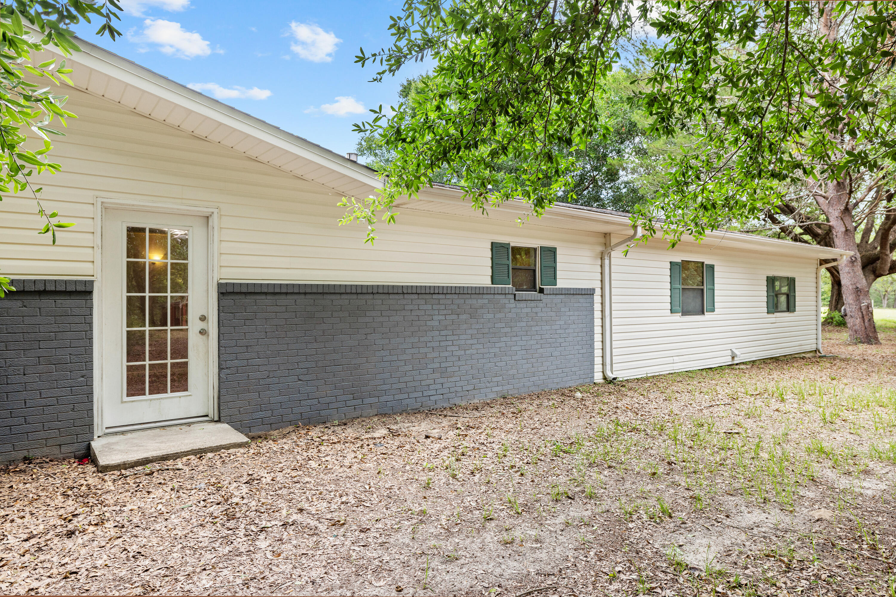 540 John King Road Crestview, FL 32539 - Photo 13 of 59 a backyard of a house