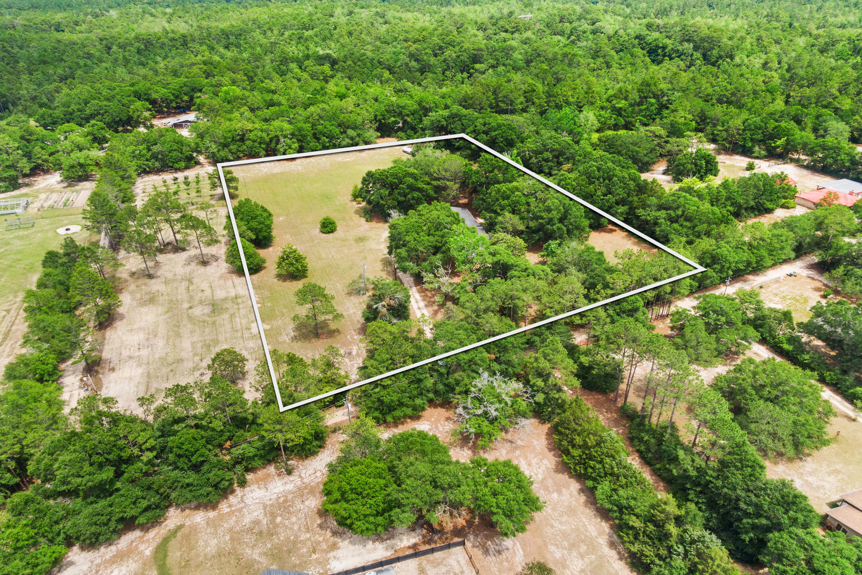 540 John King Road Crestview, FL 32539 - Photo 20 of 59 a backyard of a house with lots of green space