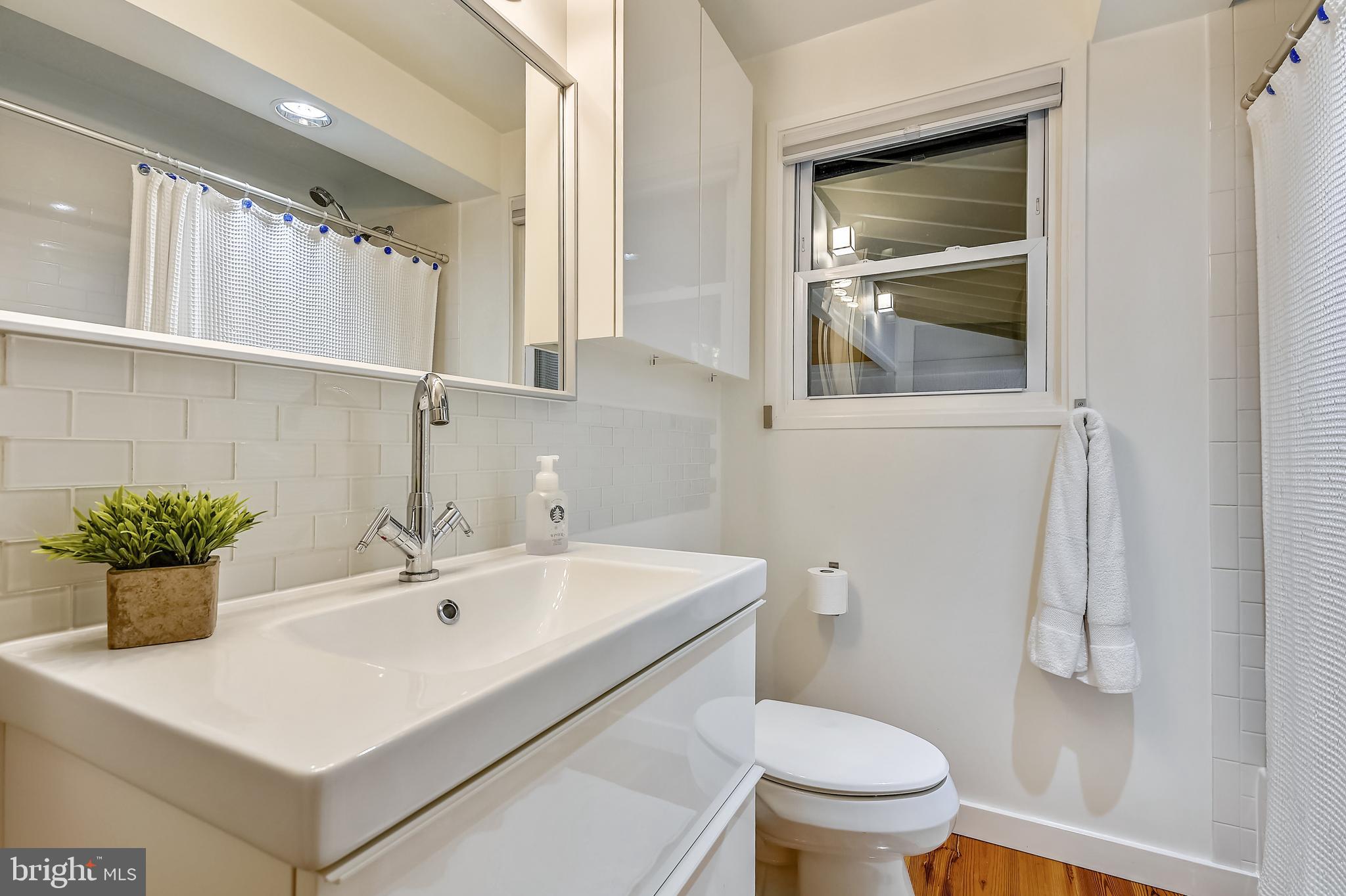 133 Farragut Road Annapolis, MD 21401 - Photo 14 of 31 Main level full bathroom with tub and shower