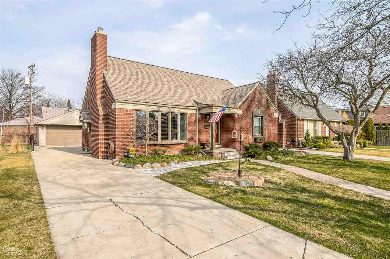 20069 Holiday Road Grosse Pointe Woods, MI 48236 - Photo 3 of 38