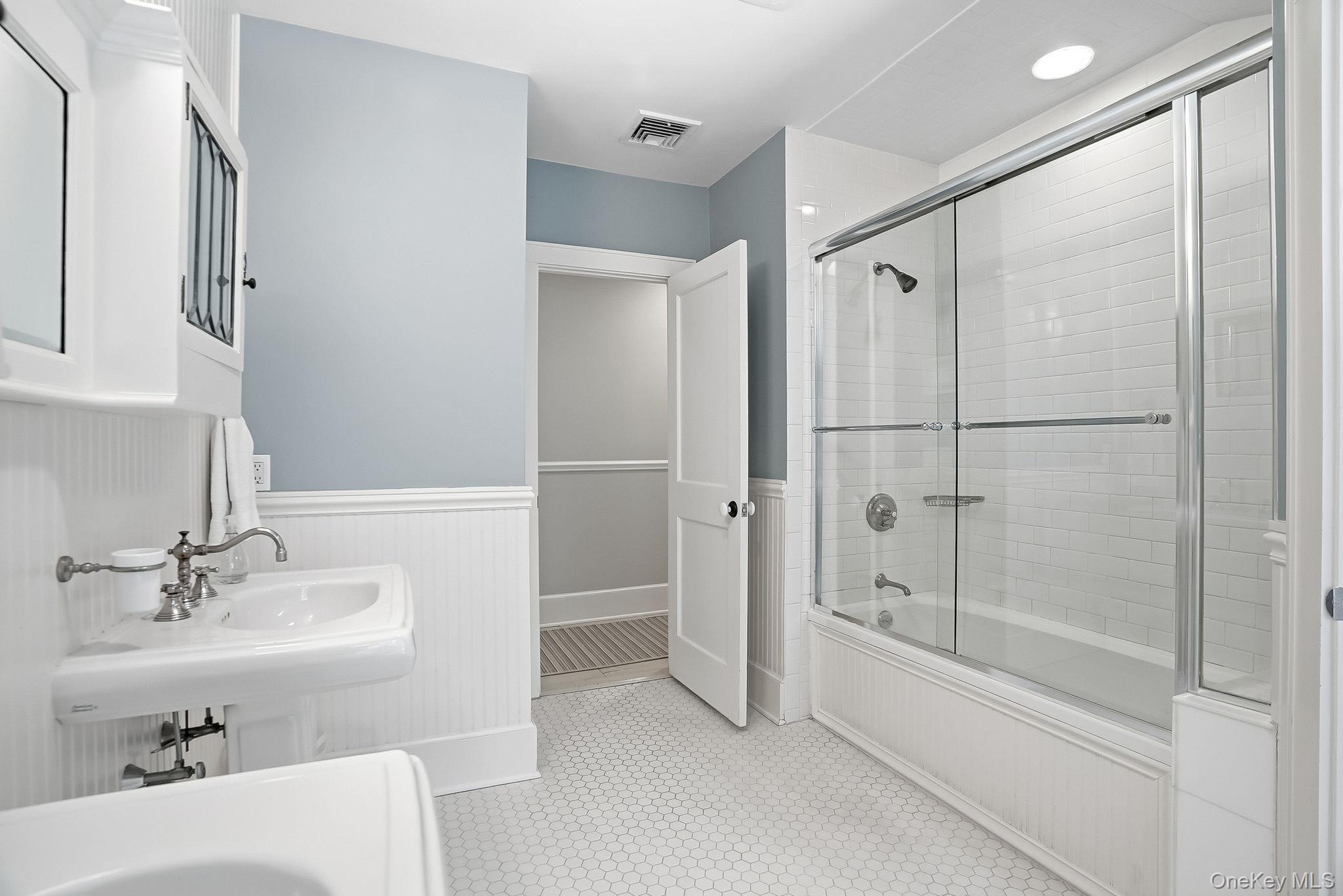 880 Forest Avenue Rye, NY 10580 - Photo 37 of 48 Hall Bathroom with Bathtub/Shower