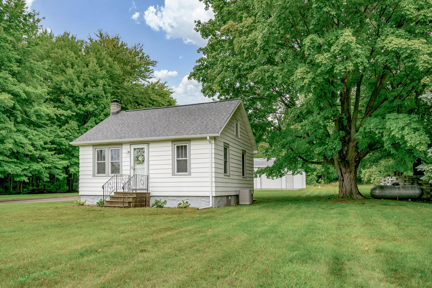 2591 West Thar Road Coloma, MI 49038 - Photo 3 of 36 WM2591thar-41